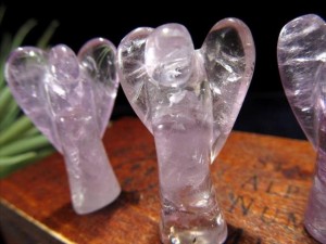 ラベンダーアメジスト(紫水晶) ミニエンジェル 彫り置物 高さ約3cm-4cm 可愛いミニサイズ 幸福を運ぶ天使モチーフ インテリアや贈り物に 