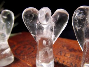 天然水晶 ミニエンジェル 彫り置物 高さ約3cm-4cm 可愛いミニサイズ 幸福を運ぶ天使モチーフ インテリアや贈り物に ブラジル産