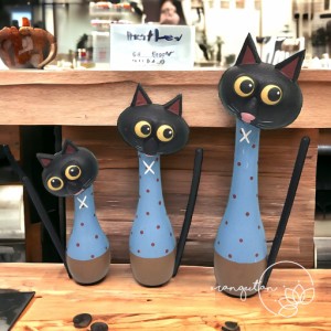 10000910 ネコ 3匹の猫 ブルー 長いしっぽ ネコの木彫り オールド加工 ドットペイント バリ木彫り　アジアン雑貨　バリ雑貨