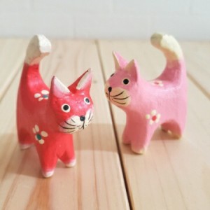 10001486　バリ木彫り　ネコ　バリ猫　卓上サイズ　ねこ　猫の置物　木製猫　ピンク　レッド　アジアン雑貨
