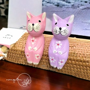10000585　猫　ネコ　花柄　ピンク　パープル　ネコの置物　バリ雑貨　バリ木彫り　アニマル置物　アジアン