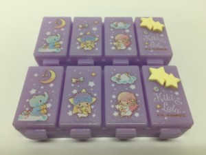 コスメケース 小分けタイプ2P フタ付き (キキララ サンリオ キャラクター) お薬管理 くすり 収納 薬入れ 保管 管理 入れる 処方箋 錠剤 