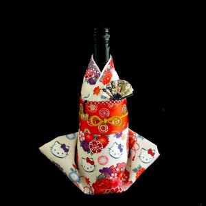 【特別限定品】Kimonoボトルカバー 「ハローキティ ハレ着(雪輪)」 扇付き Kimono BOTTLECOVER 着物 ワイン 日本酒 シャンパン ギフト プ