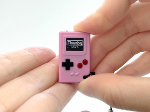 TinyCircuits Thumby (ピンク) 小さなゲーム機 プレイなプログラムなキーチェーン： 電子ミニチュア STEM学習ツール