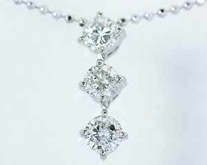 ペンダント　ネックレス　ダイヤモンド　0.5ct　18金　ホワイトゴールド　K18　WG　スリーストーン　3ストーン　3石　レディース　アクセ