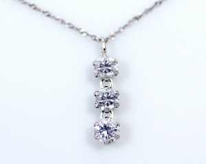 ペンダント　ネックレス　ダイヤモンド　0.5ct　18金　ホワイトゴールド　K18　WG　スリーストーン　3ストーン　3石　レディース　アクセ