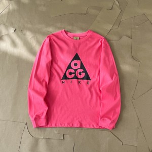 NIKE  ACG クラシックなトライアングルロゴプリントのラウンドネック長袖Tシャツ