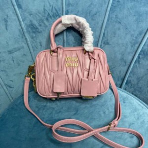 sサイズ??miumiuの新作のsサイズのかわいすぎるボウリングハンドバッグ