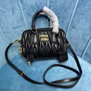 sサイズ miumiuの新作のsサイズのかわいすぎるボウリングハンドバッグは