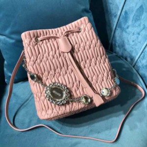 しいクリスタルチェーンバケットバッグ miumiuクリスタルロゴ