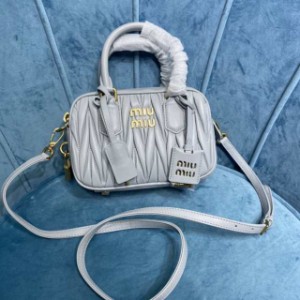 sサイズ??miumiuの新作のsサイズのかわいすぎるボウリングハンドバッグは