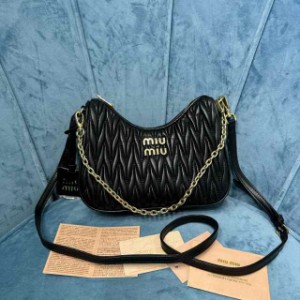 miumiu新作プリーツチェーンバッグ！この新しいナッパレザーのショルダーバッグ