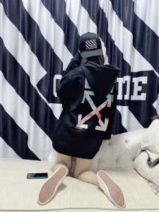 オフホワイト OFF-WHITE  トップス パーカー フーディー ロゴ  バックアロープリント付きフーディー