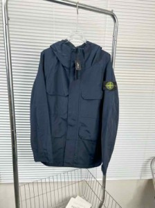 stone Islandの防水・防風・透湿性のフード付きジャケットと4色ジャケット