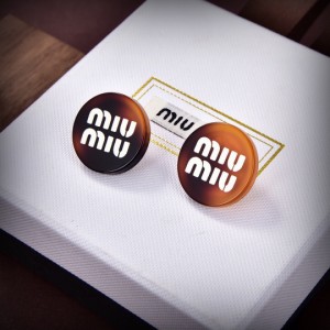 新品Miumiuレタリングレジンマザーピアス