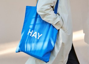 送料無料　当日翌日配送　正規品保証　HAY デンマーク　トートバッグ　ブルー　白ロゴ　カバン　バッグ　BAG　ヘイ　かばん