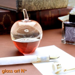 glass art N＋（グラスアートエヌプラス） ペーパーウェイト りんごのペーパーウェイト レッド 敬老の日 孫 祖父 祖母 祝い 入学 卒業 就