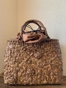 山葡萄 山葡萄かごバッグ 手作り 籠バッグ 乱れ編み、花編み 巾着タイプ内布 (約)幅31×本体高さ24×マチ12cm