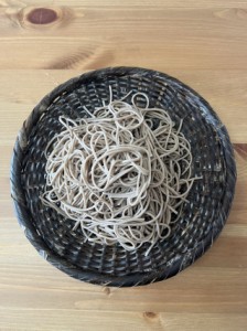 蕎麦用 蕎麦ざる 竹ざる 蕎麦皿 手作りそばざる 黒竹 直径約24cm 戸隠風 (盛り目安 大盛り一人前)　年越蕎麦 そば容器