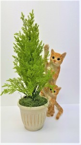 【人工観葉植物】【ゴールドクレスト・立ち猫セット】【送料無料】猫親子が木の陰から【ひょっこり見つめてます】かくれんぼ猫