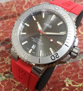 オリスアクイス デイトレリーフ ORIS メンズウォッチ ダイバーズ 真っ赤なラバーベルト メンズ腕時計 越前打刃物プレゼント 733.7730.415