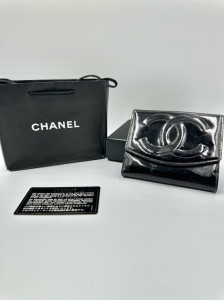 CHANEL シャネル 二つ折り財布 エナメル ブラック 箱有 カード有 シール一致