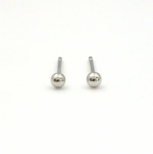 Pt ピアス プラチナ(PT900)  丸玉ピアス2mm(太さ0.9mmｘ長さ10mm芯・シリコンキャッチ付）