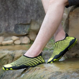 ユニセックスの女性の男性は.速乾性の水の靴の上で滑りますビーチスイムシューズユー45黄色