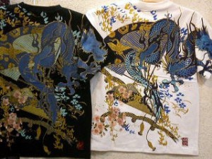 カラクリ 和柄半袖Tシャツ 四神青龍に桜刺繍 KARAKURI