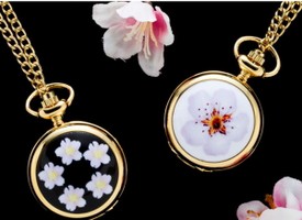 和の装い 桜 懐中時計 日本らしい桜の花柄が上品に引き立たせ、和装・洋装さまざまなシーンで使える懐中時計！