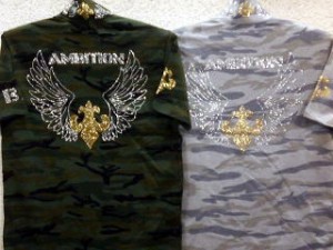 BE AMBITION  半袖Tシャツ　ジップアップ　カモフラ　百合ウィングラインストーン　ビーアンビション