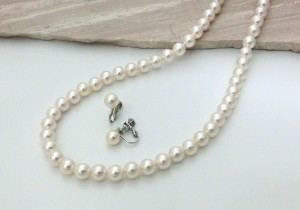 貝パール　美しいネックレスとイヤリング２点セット　ホワイト　日本製　８ミリ珠　全長40cm
