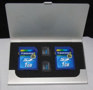 SDカードケース アルミ製メモリーカードケース(SDカード×2+マイクロカード×2)衝撃吸収 microSDカードケース シルバー