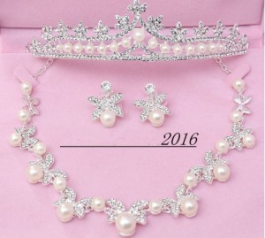 【普通郵便送料無料】結婚式、花嫁アイテム、ブライダルアクセサリーのネックレス＆ピアスorイヤリング＆ティアラの３点ジュエリーセット