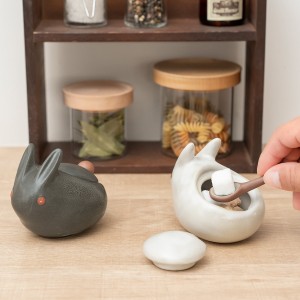 調味料入れ アイクラフトD うさぎポット （ 卓上 食洗機対応 スプーン付き 日本製 陶器 保存容器 キャニスター 小物入れ うさぎ ウサギ 