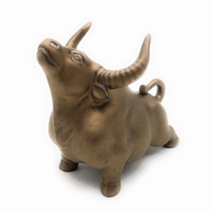 置物 闘牛 たくましい体 立派な角 陶器製 (ゴールド, 頭を上げる姿)