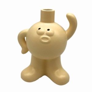 フラワーベース 丸っこいキャラクター 二頭身 ユニーク 陶器製 (こぶしを突き上げるポーズ, ベージュ)