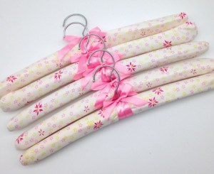 【訳あり】ハンガー 和風の小花柄 リボン付き 布製 9本セット (ピンク)