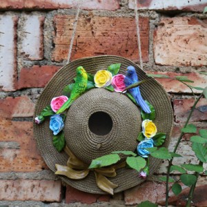 ガーデンオブジェ リボン付き麦わら帽子 花とカラフルなオウム 壁掛け カントリー風 (青と緑の鳥)