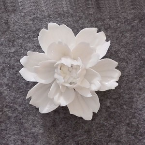 【お取り寄せ】壁掛けオブジェ 牡丹の花 和モダン風 陶磁器製 (ホワイト)