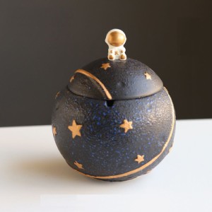 灰皿 惑星の上に座る宇宙飛行士 球形 星模様 蓋付き 陶器製 (ブラック)