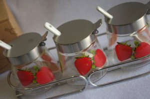 スパイス容器 イチゴ柄 ガラス製 3個セット スプーン＆ラック付