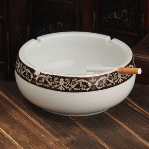 灰皿 陶器製 ホワイト ヨーロピアン風の模様 直径16cm