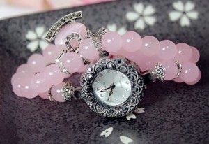 腕時計 天然水晶 数珠ブレスレット風 チャーム付き (ピンク)
