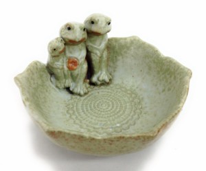 小物入れ 寄り添う3匹のカエルの親子 陶器製