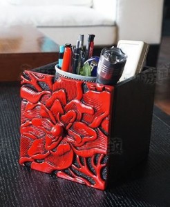 【お取り寄せ】ペン立て リモコン入れ 和モダン 赤×黒 花の彫刻風