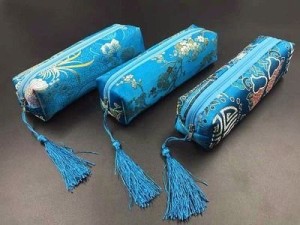 ペンケース 中国伝統模様 筒型 ふさ付き シルク (ライトブルー)
