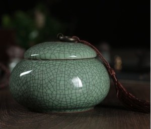 小物入れ 楕円形 網目模様 ふさ付きの蓋 陶器製 (ライトグリーン)