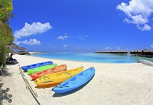 ポスター 青空 白い砂浜 カラフルなボート 風景
