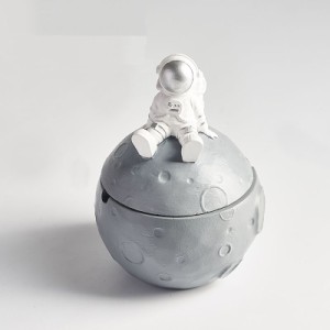 灰皿 惑星の上に座る宇宙飛行士 球形 蓋付き (シルバー)